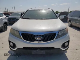 2012 Kia Sorento EX z VIN 5XYKU4A64CG271617, wystawiony jako Copart lot #64901615 z przebiegiem 127 061 mil mil oraz Czysty tytuł • Clean title. Historia ofert i sprzedaży dostępna na DreamBid. Obrazek 5.