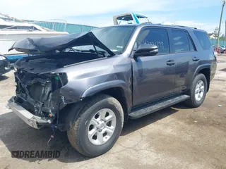 2018 Toyota 4Runner SR5 z VIN JTEBU5JR6J5603977, wystawiony jako IAAI lot #42081399 z przebiegiem 101 666 mil mil oraz . Historia ofert i sprzedaży dostępna na DreamBid. Obrazek 2.