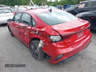 2023 Kia Forte LXS z VIN 3KPF24AD8PE582105, wystawiony jako IAAI lot #42366608 z przebiegiem 61 455 mil mil oraz . Historia ofert i sprzedaży dostępna na DreamBid. Obrazek 3.