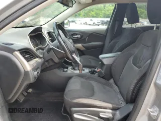 2017 Jeep Cherokee Latitude z VIN 1C4PJMCS0HD224115, wystawiony jako Copart lot #61713985 z przebiegiem 83 421 mil mil oraz Szkoda całkowita • Salvage title. Historia ofert i sprzedaży dostępna na DreamBid. Obrazek 7.