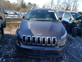 2018 Jeep Cherokee Latitude Plus with VIN 1C4PJLLB1JD512001, listed as a Copart auction lot 77412584 with 40,637 mi miles and Salvage title. Bid and sale history available at DreamBid. Image 5.