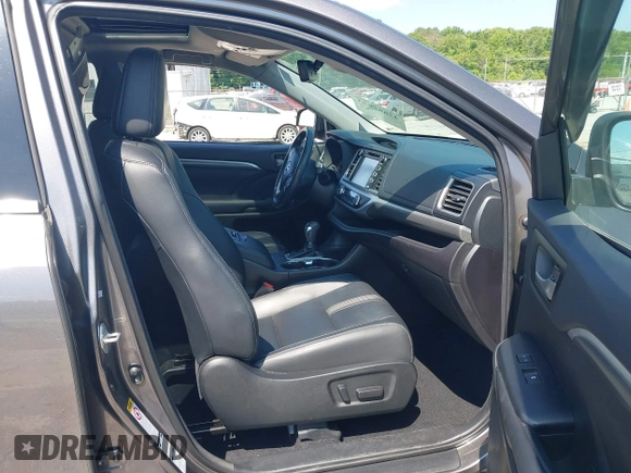 2018 Toyota Highlander SE with VIN 5TDJZRFH1JS895847, listed as a IAAI auction lot 42667973 with 93,876 mi miles and . Bid and sale history available at DreamBid. Image 5.