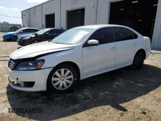 2013 Volkswagen Passat S z VIN 1VWAP7A39DC113688, wystawiony jako Copart lot #55616515 z przebiegiem 248 651 mil mil oraz Szkoda całkowita • Salvage title. Historia ofert i sprzedaży dostępna na DreamBid. Obrazek 1.
