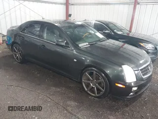 2005 Cadillac STS z VIN 1G6DW677450117483, wystawiony jako IAAI lot #42220092 z przebiegiem 185 465 mil mil oraz . Historia ofert i sprzedaży dostępna na DreamBid. Obrazek 1.