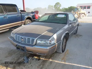 1997 Cadillac Eldorado ESC z VIN 1G6EL12YXVU619553, wystawiony jako IAAI lot #42324158 z przebiegiem 121 311 mil mil oraz . Historia ofert i sprzedaży dostępna na DreamBid. Obrazek 2.