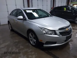 2014 Chevrolet Cruze 2LT z VIN 1G1PE5SB4E7393620, wystawiony jako IAAI lot #42056437 z przebiegiem 173 687 mil mil oraz . Historia ofert i sprzedaży dostępna na DreamBid. Obrazek 1.