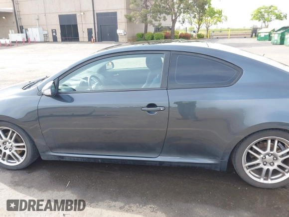 2005 Scion tC z VIN JTKDE167750027919, wystawiony jako IAAI lot #42047588 z przebiegiem 132 831 mil mil oraz . Historia ofert i sprzedaży dostępna na DreamBid. Obrazek 15.
