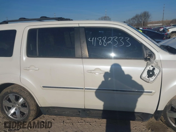 2014 Honda Pilot Touring with VIN 5FNYF4H96EB027336, listed as a IAAI auction lot 41882333 with 202,426 mi miles and . Bid and sale history available at carsss.com. Image 14.