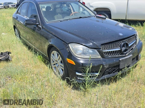 2012 Mercedes-Benz C 300 Sport z VIN WDDGF8BB3CR193809, wystawiony jako Copart lot #62795425 z przebiegiem 175 000 mil mil oraz Szkoda całkowita • Salvage title. Historia ofert i sprzedaży dostępna na DreamBid. Obrazek 1.