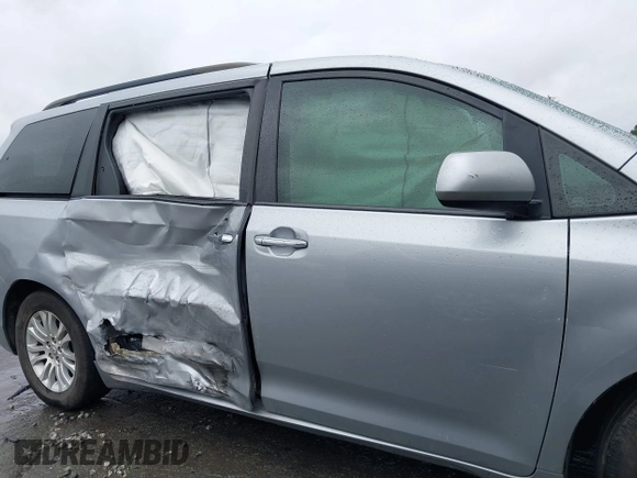 2017 Toyota Sienna XLE Auto Access Seat with VIN 5TDYZ3DCXHS888196, listed as a IAAI auction lot 41730418 with 131,201 mi miles. Bid and sale history available at carsss.com. Image 13.