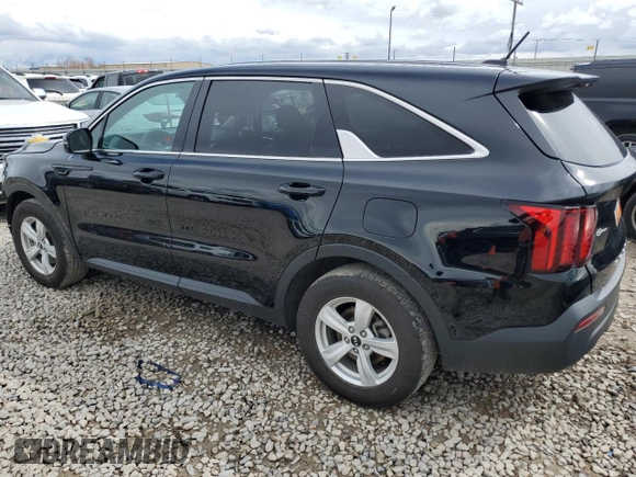 2021 Kia Sorento LX z VIN 5XYRG4LC7MG006894, wystawiony jako Copart lot #51697305 z przebiegiem 99 284 mil mil oraz Szkoda całkowita • Salvage title. Historia ofert i sprzedaży dostępna na DreamBid. Obrazek 2.