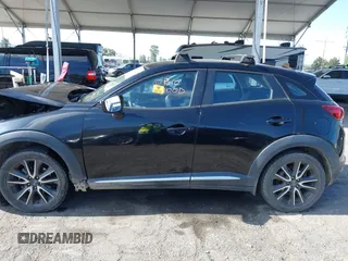 2016 Mazda CX-3 Grand Touring z VIN JM1DKBD73G0111148, wystawiony jako IAAI lot #42260375 z przebiegiem Nie podano mil oraz . Historia ofert i sprzedaży dostępna na DreamBid. Obrazek 13.