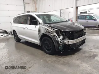 2017 Chrysler Pacifica Touring L z VIN 2C4RC1BG8HR803137, wystawiony jako IAAI lot #41661643 z przebiegiem 113 700 mil mil oraz . Historia ofert i sprzedaży dostępna na DreamBid. Obrazek 1.