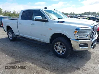 2021 Ram 2500 Laramie z VIN 3C6UR5FLXMG674798, wystawiony jako IAAI lot #41660696 z przebiegiem 82 085 mil mil oraz . Historia ofert i sprzedaży dostępna na DreamBid. Obrazek 1.