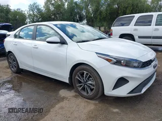 2024 Kia Forte LXS z VIN 3KPF24AD3RE819344, wystawiony jako IAAI lot #42247582 z przebiegiem 5 678 mil mil oraz . Historia ofert i sprzedaży dostępna na DreamBid. Obrazek 1.