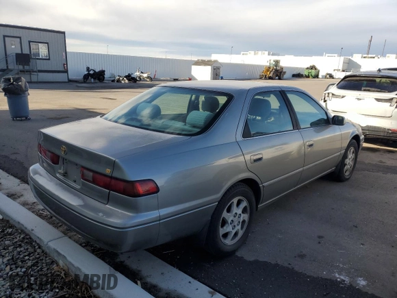 1998 Toyota Camry LE z VIN JT2BF28K2W0115564, wystawiony jako Copart lot #46628495 z przebiegiem 133 215 mil mil oraz Czysty tytuł • Clean title. Historia ofert i sprzedaży dostępna na DreamBid. Obrazek 3.