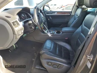 2012 Volkswagen Touareg Lux z VIN WVGEK9BPXCD011322, wystawiony jako Copart lot #87062254 z przebiegiem 110 985 mil mil oraz Szkoda całkowita • Salvage title. Historia ofert i sprzedaży dostępna na DreamBid. Obrazek 7.