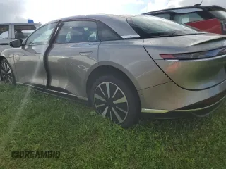 2024 Lucid Air Pure z VIN 50EA1PGA2RA005678, wystawiony jako Copart lot #73879864 z przebiegiem 1548 mil mil oraz Nie do naprawy. Historia ofert i sprzedaży dostępna na DreamBid. Obrazek 2.