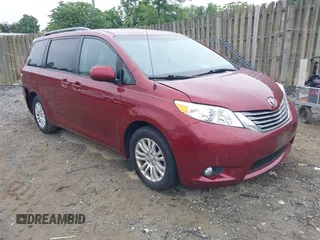 2013 Toyota Sienna XLE AAS z VIN 5TDYK3DC3DS355458, wystawiony jako IAAI lot #42354152 z przebiegiem 111 784 mil mil oraz . Historia ofert i sprzedaży dostępna na DreamBid. Obrazek 1.