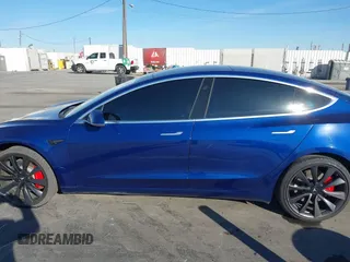 2020 Tesla Model 3 Performance z VIN 5YJ3E1ECXLF641945, wystawiony jako IAAI lot #41337826 z przebiegiem 53 336 mil mil oraz . Historia ofert i sprzedaży dostępna na DreamBid. Obrazek 14.