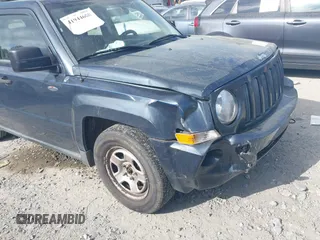 2008 Jeep Patriot Sport with VIN 1J8FT28W98D762682, listed as a IAAI auction lot 41944608 with 189,000 mi miles. Bid and sale history available at carsss.com. Image 6.