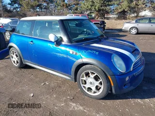 2005 MINI Hardtop S z VIN WMWRE33465TD95588, wystawiony jako IAAI lot #41440652 z przebiegiem 121 363 mil mil oraz . Historia ofert i sprzedaży dostępna na DreamBid. Obrazek 1.