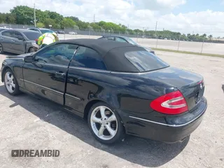 2005 Mercedes-Benz CLK 320 z VIN WDBTK65J85F149075, wystawiony jako IAAI lot #42171486 z przebiegiem 97 231 mil mil oraz . Historia ofert i sprzedaży dostępna na DreamBid. Obrazek 3.