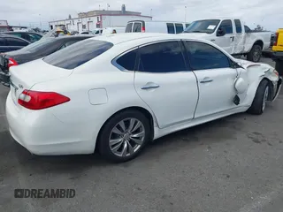 2014 Infiniti Q70 Luxe z VIN JN1BY1AP3EM260169, wystawiony jako IAAI lot #42128494 z przebiegiem 97 189 mil mil oraz . Historia ofert i sprzedaży dostępna na DreamBid. Obrazek 4.