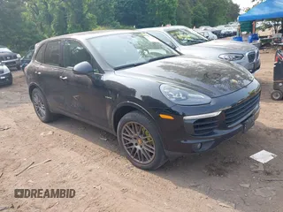 2017 Porsche Cayenne S E-Hybrid z VIN WP1AE2A24HLA69574, wystawiony jako IAAI lot #42409659 z przebiegiem 96 326 mil mil oraz . Historia ofert i sprzedaży dostępna na DreamBid. Obrazek 1.