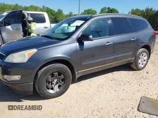 2012 Chevrolet Traverse LS z VIN 1GNKRFED8CJ294587, wystawiony jako IAAI lot #42054914 z przebiegiem 170 136 mil mil oraz . Historia ofert i sprzedaży dostępna na DreamBid. Obrazek 2.