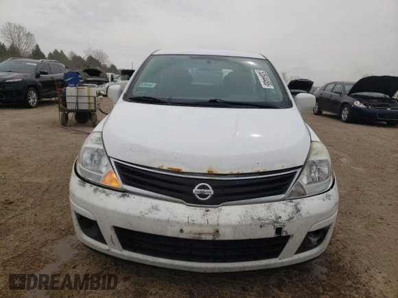 2010 Nissan Versa S z VIN 3N1BC1CP1AL447295, wystawiony jako Copart lot #53544455 z przebiegiem 310 809 mil mil oraz Szkoda całkowita • Salvage title. Historia ofert i sprzedaży dostępna na DreamBid. Obrazek 5.