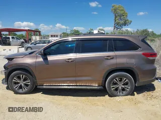 2018 Toyota Highlander LE z VIN 5TDZARFH0JS041636, wystawiony jako IAAI lot #41834037 z przebiegiem 73 004 mil mil oraz . Historia ofert i sprzedaży dostępna na DreamBid. Obrazek 15.