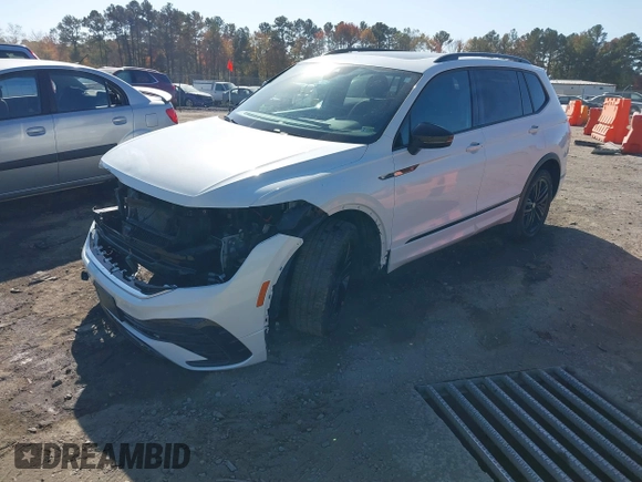 2022 Volkswagen Tiguan SE R-Line Black z VIN 3VVCB7AX8NM131565, wystawiony jako IAAI lot #40769279 z przebiegiem 26 000 mil mil oraz . Historia ofert i sprzedaży dostępna na DreamBid. Obrazek 18.