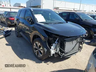 2023 Nissan Rogue SV z VIN JN8BT3BA5PW430920, wystawiony jako IAAI lot #41735621 z przebiegiem 37 556 mil mil oraz . Historia ofert i sprzedaży dostępna na DreamBid. Obrazek 1.