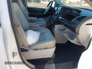 2013 Chrysler Town & Country Touring z VIN 2C4RC1BG4DR583845, wystawiony jako IAAI lot #42222236 z przebiegiem 178 875 mil mil oraz . Historia ofert i sprzedaży dostępna na DreamBid. Obrazek 5.