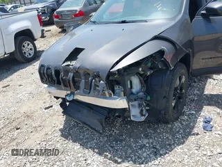 2018 Jeep Cherokee Latitude z VIN 1C4PJMCB8JD568944, wystawiony jako IAAI lot #42244217 z przebiegiem 34 945 mil mil oraz . Historia ofert i sprzedaży dostępna na DreamBid. Obrazek 6.
