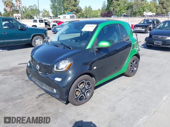 2017 Smart fortwo Pure z VIN WMEFJ9BA9HK226752, wystawiony jako IAAI lot #42420588 z przebiegiem Nie podano mil oraz . Historia ofert i sprzedaży dostępna na DreamBid. Obrazek 2.
