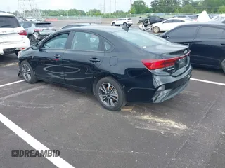 2024 Kia Forte LXS z VIN 3KPF24AD5RE704650, wystawiony jako IAAI lot #42288244 z przebiegiem 26 077 mil mil oraz . Historia ofert i sprzedaży dostępna na DreamBid. Obrazek 3.