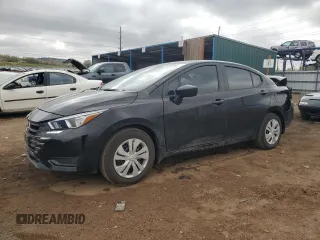 2024 Nissan Versa S z VIN 3N1CN8DVXRL899200, wystawiony jako Copart lot #51828955 z przebiegiem 40 622 mil mil oraz Szkoda całkowita • Salvage title. Historia ofert i sprzedaży dostępna na DreamBid. Obrazek 1.