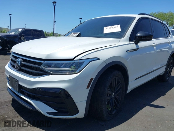 2022 Volkswagen Tiguan SE R-Line Black with VIN 3VVCB7AX3NM073218, listed as a IAAI auction lot 42254388 with 31,998 mi miles and . Bid and sale history available at DreamBid. Image 6.