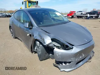 2024 Tesla Model Y Long Range z VIN 7SAYGDEE7RA300756, wystawiony jako IAAI lot #41922910 z przebiegiem 4 262 mil mil oraz . Historia ofert i sprzedaży dostępna na DreamBid. Obrazek 6.