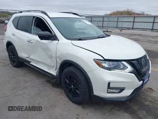 2018 Nissan Rogue SV z VIN 5N1AT2MVXJC802015, wystawiony jako IAAI lot #42130602 z przebiegiem 82 156 mil mil oraz . Historia ofert i sprzedaży dostępna na DreamBid. Obrazek 1.