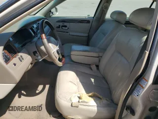 2002 Lincoln Town Car Cartier z VIN 1LNHM83W72Y617952, wystawiony jako Copart lot #50666275 z przebiegiem 238 169 mil mil oraz Czysty tytuł • Clean title. Historia ofert i sprzedaży dostępna na DreamBid. Obrazek 7.