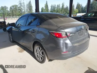 2016 Scion iA z VIN 3MYDLBZV4GY103085, wystawiony jako IAAI lot #42224286 z przebiegiem 90 786 mil mil oraz . Historia ofert i sprzedaży dostępna na DreamBid. Obrazek 3.