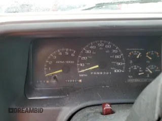 1996 GMC Suburban z VIN 1GKEC16R2TJ714191, wystawiony jako Copart lot #74660264 z przebiegiem 186 801 mil mil oraz Szkody całkowita. Historia ofert i sprzedaży dostępna na DreamBid. Obrazek 9.