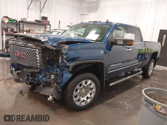 2015 GMC Sierra 2500HD Denali z VIN 1GT120E86FF655301, wystawiony jako IAAI lot #41965001 z przebiegiem 74 136 mil mil oraz . Historia ofert i sprzedaży dostępna na DreamBid. Obrazek 2.