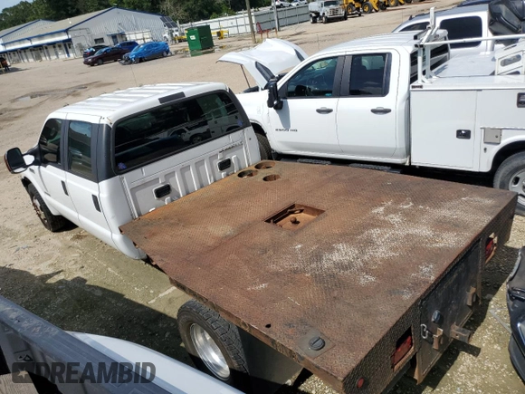 2006 Ford F-350 XL z VIN 1FDWW36P36ED25201, wystawiony jako Copart lot #65108995 z przebiegiem 226 872 mil mil oraz Czysty tytuł • Clean title. Historia ofert i sprzedaży dostępna na DreamBid. Obrazek 2.