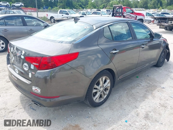 2013 Kia Optima EX z VIN 5XXGN4A77DG251606, wystawiony jako IAAI lot #42377401 z przebiegiem 135 067 mil mil oraz . Historia ofert i sprzedaży dostępna na DreamBid. Obrazek 4.