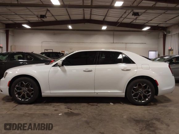 2015 Chrysler 300 S z VIN 2C3CCAGG7FH923212, wystawiony jako IAAI lot #42212494 z przebiegiem 105 000 mil mil oraz . Historia ofert i sprzedaży dostępna na DreamBid. Obrazek 14.