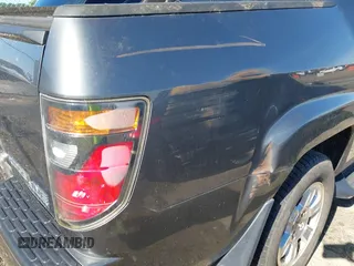 2008 Honda Ridgeline RTL z VIN 2HJYK16518H518451, wystawiony jako IAAI lot #42332723 z przebiegiem 295 375 mil mil oraz . Historia ofert i sprzedaży dostępna na DreamBid. Obrazek 19.